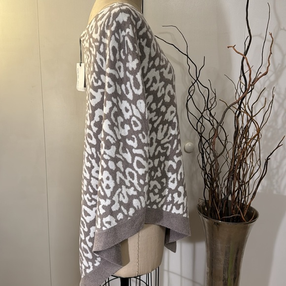 Barefoot dreams gray animal print shawl - Picture 5 of 7